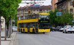 двуетажен автобус вози банкя