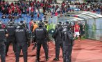 полицията вчерашното футболно меле замеряха капаци шахти