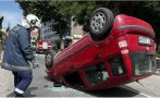 Зрелищна катастрофа в Хасково - шофьор обърна по таван колата си