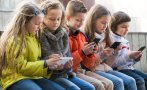 Румъния забрани на учениците да използват мобилни телефони в час