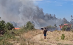 Голям пожар затвори пътя между Хасково и Димитровград (ВИДЕО)