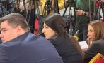 ГОРЕЩО В ПИК: Лена слуша в захлас Радев, вместо да си получи обвинението! Може да я заведат принудително в СДВР (СНИМКИ)