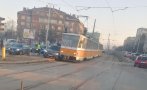 Трамвай и кола се удариха на оживен булевард в София