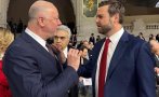 ВАЖНА СРЕЩА! Росен Желязков разговаря с вицепрезидента на САЩ Джей Ди Ванс (СНИМКИ) ВАЖНА СРЕЩА! Росен Желязков разговаря с вицепрезидента на САЩ Джей Ди Ванс (СНИМКИ)