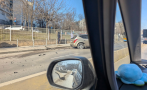 Автомобил се удари в бетонна преграда и помете две паркирани коли, има ранени Автомобил се удари в бетонна преграда и помете две паркирани коли, има ранени