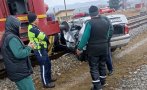 Товарен влак отнесе автомобил на жп прелез, двама души са в болница (СНИМКИ) Товарен влак отнесе автомобил на жп прелез, двама души са в болница (СНИМКИ)