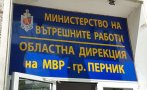 мъж задържан укриване документи особено големи размери