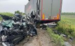 ужасът пътищата тир премаза лек автомобил бяла слатина кнежа снимки