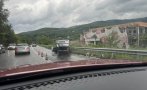 ИЗВЪНРЕДНО! Кола се преобърна по таван край Владая, хвърчат линейки
