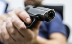 годишен заплаши пистолет ограби мъж двора социален център