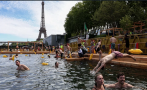 Над 50 000 души се цопнаха в Сена в търсене на прохлада