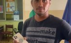 млад мъж намери тревата скъп iphone донесе полицията