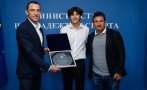 Министър Пешев награди пилота Никола Цолов за постиженията му във Формула 3