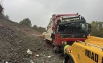 Смачкан ТИР и счупени знаци след катастрофа край Ботевград