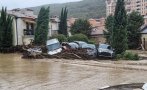 БЕДСТВИЕТО КРАЙ МОРЕТО: Дере причинило потопа в Елените, издирват и двама души - колата им завлечена в морето