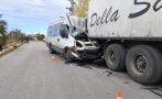 МЕЛЕ В СОФИЯ: Девет души пострадаха при катастрофа между бус и спрял тир