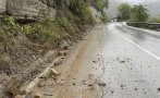 Затвориха временно пътя Велико Търново - Арбанаси заради паднала скална маса