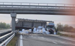 Тир с вдигнат кош удари мост на магистрала „Тракия“