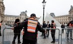 ПО ГОРЕЩИ СЛЕДИ: Служител на музея е съучастник на крадците в Лувъра
