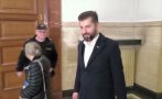 първо пик киро пристигна самотен унил съдебната зала видео