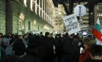 Привиканите от Асен Василев протестиращи предизвикват БЕЗРЕДИЦИ В ЦЕНТЪРА НА СОФИЯ - замерят с бутилки и бомбички полицаите