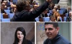 КОПАЯТ ДЪНОТО! Хора от ППДБ крещят и викат в парламента - Лена и Ивайло Мирчев блеснаха с протестърска стъкмистика
