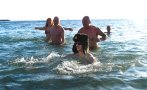 варненски ентусиасти започнаха годината къпане морето снимки