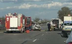 бруталната катастрофа тракия смачкана кола консерва пожарникари вадят хора снимка