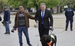 първи път незрящ депутат куче водач част новия парламент снимки