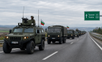 колони военна техника движат пътищата страната