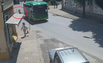 абсурден инцидент мъж дете ръце изрита електробус счупи крака
