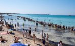 мъж удави докато хиляди хора стоят водата