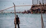 испания монтира плаваща преграда морската граница сеута мароко