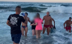 драматична акция морето спасители изтръгнаха смъртта баща дете видео