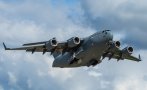 американски военен самолет кацна москва видео