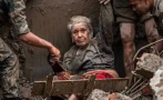 целуната господ спасиха 105 годишна жена потопа непал прекарала часа руините снимки видео