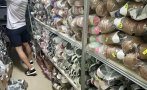 гдбоп удари морето иззе 4000 чифта спортни обувки менте снимки
