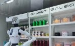 първите магазини хонконг управлявани роботи посрещат клиенти
