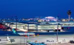 кола блъсна самолет летището мюнхен мъж тежко ранен