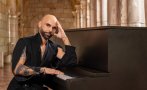 композитор намерен мъртъв завързан хвърлен басейна задния двор