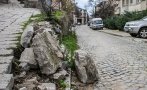 НА КОСЪМ: Рухна подпорна стена на Бунарджика в Пловдив (СНИМКИ)