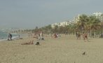 Супер горещо време в Гърция за сезона - стотици отидоха на плаж Супер горещо време в Гърция за сезона - стотици отидоха на плаж