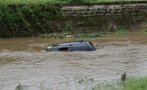 Река отнесе кола в село до Симитли