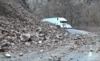 Дъждовете събудиха свлачището на пътя Лъки - Рожен