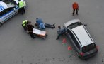 Кола катастрофира и помля мъж в магазин
