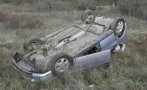 Неправоспособен водач се обърна по таван край Плевен