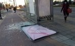 Хулигани поломиха автобусна спирка в Пловдив посред бял ден
