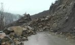 УЖАСЪТ В ИСКЪРСКОТО ДЕФИЛЕ ПРОДЪЛЖАВА: Дъждът нощес намокрил скалите, дори линейки не могат да минават