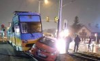 АД В СНЕЖНА СОФИЯ! Трамвай помля кола на релсите (СНИМКИ)