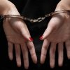 жена обира наред болница щракнаха белезниците